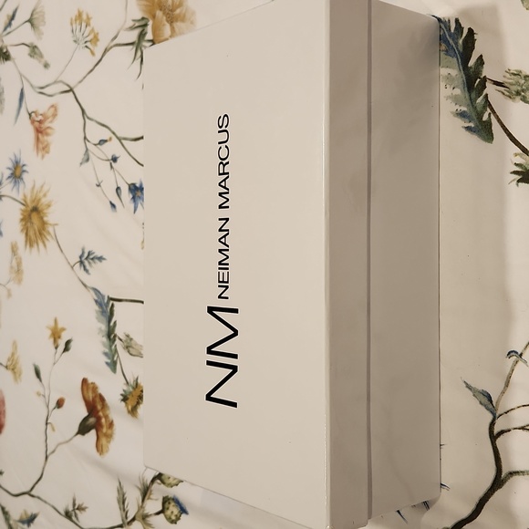 Neiman Marcus Sandals NIB - Picture 4 of 4